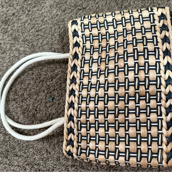 Elegant Woven Tote Bag - Black and Tan - Picture 8 of 9